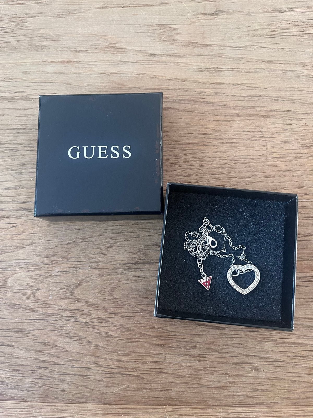 Guess ketting met hart hanger en strass steentjes, Ophalen of Verzenden, Zo goed als nieuw, Zilver, Overige materialen