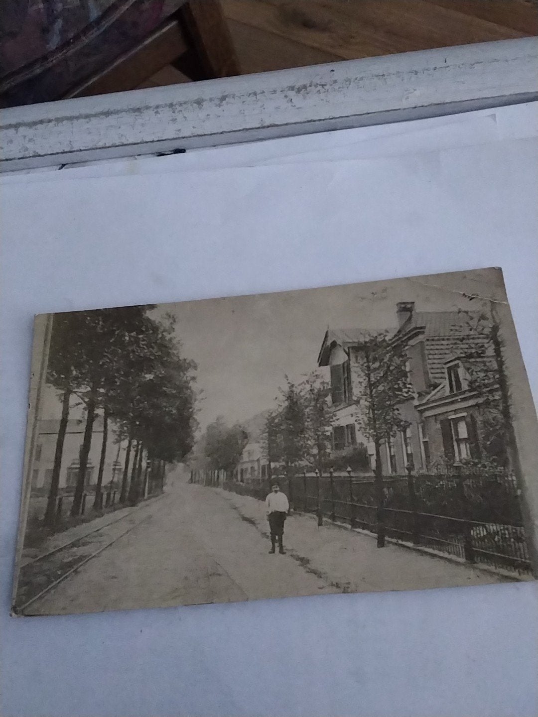 Oude Ansichtkaart Voorschoten - Straatbeeld met persoon, Verzamelen, Ophalen of Verzenden, Voor 1920, Gelopen, Zuid-Holland