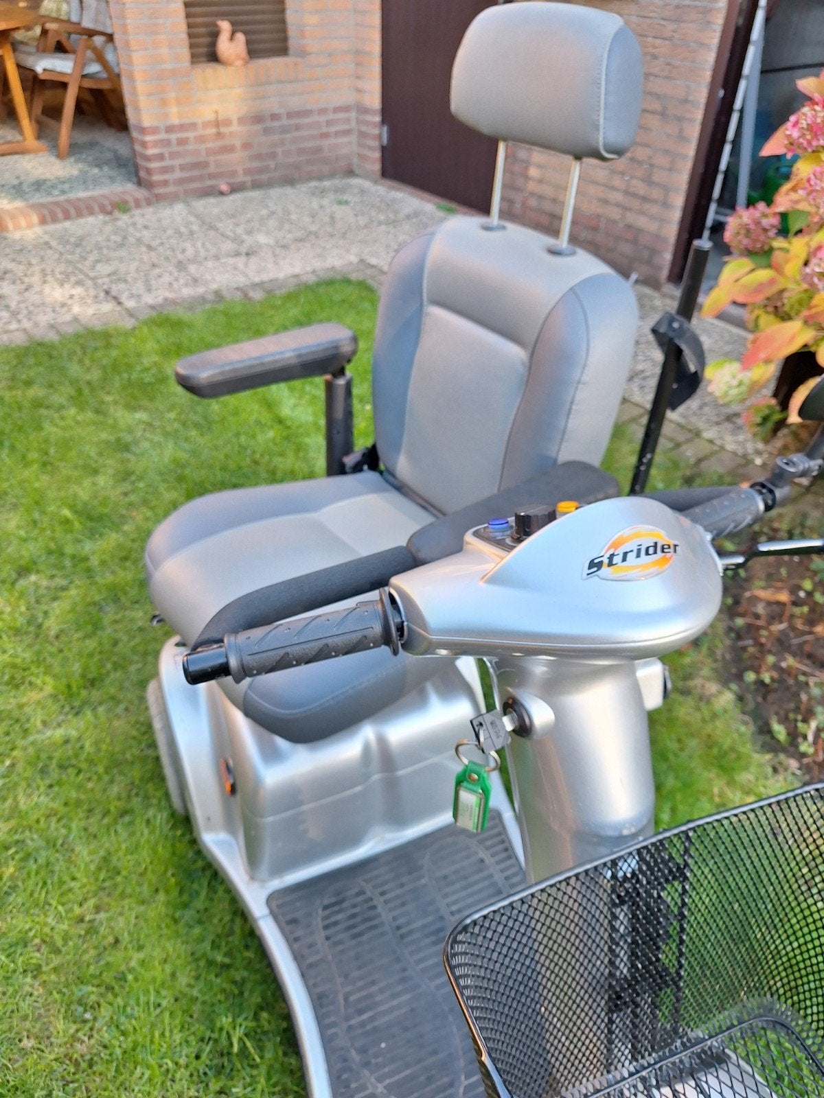 grijze scootmobiel. merk strider. weinig gebruikt., 16 t/m 25 km, Zo goed als nieuw, 16 km/u of meer, Ophalen