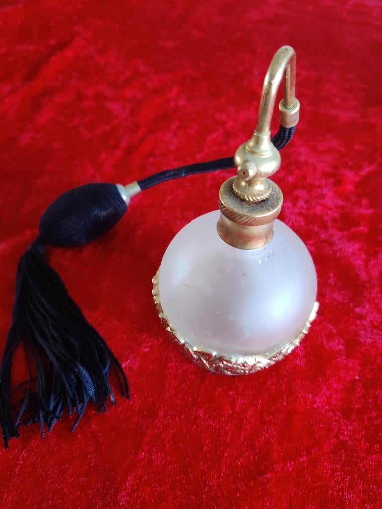 Vintage parfumverstuiver met kwastje en gouden details, Ophalen of Verzenden, Gebruikt