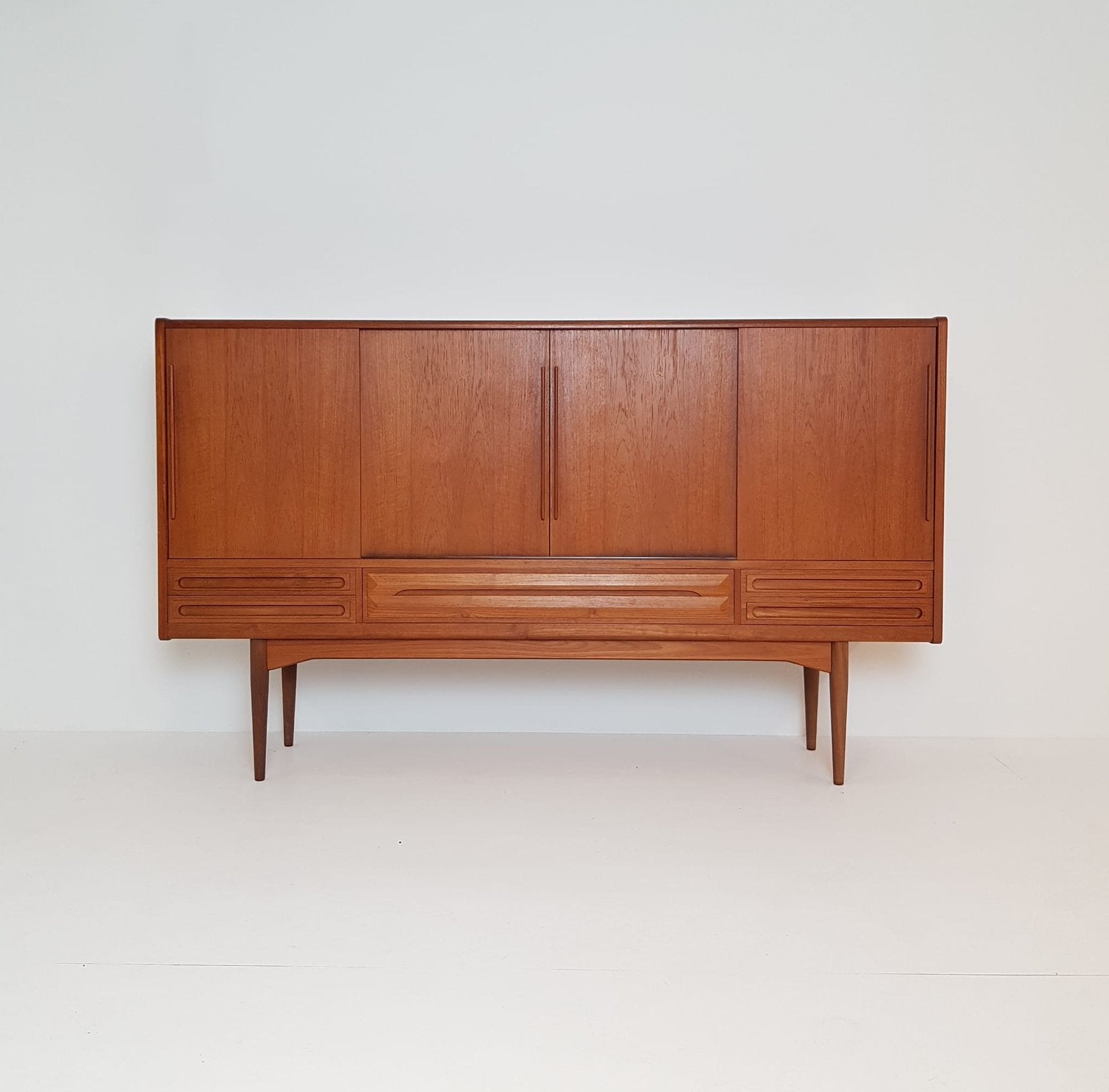 Vintage wandkast Johannes Andersen deens teak highboard, Huis en Inrichting, Kasten | Dressoirs, Ophalen, Zo goed als nieuw, 25 tot 50 cm
