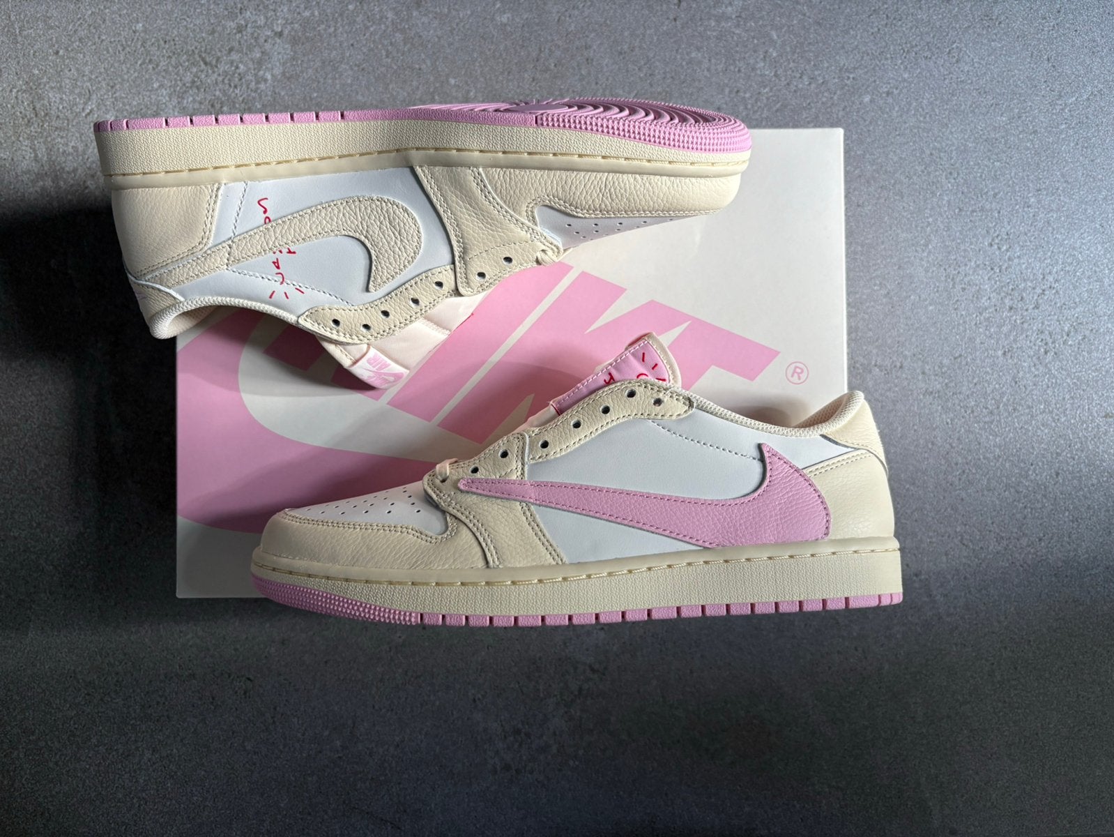 Nike Air Jordan 1 Low OG x Travis Scott Shy Pink, Overige kleuren, Nieuw, Ophalen of Verzenden, Sneakers of Gympen
