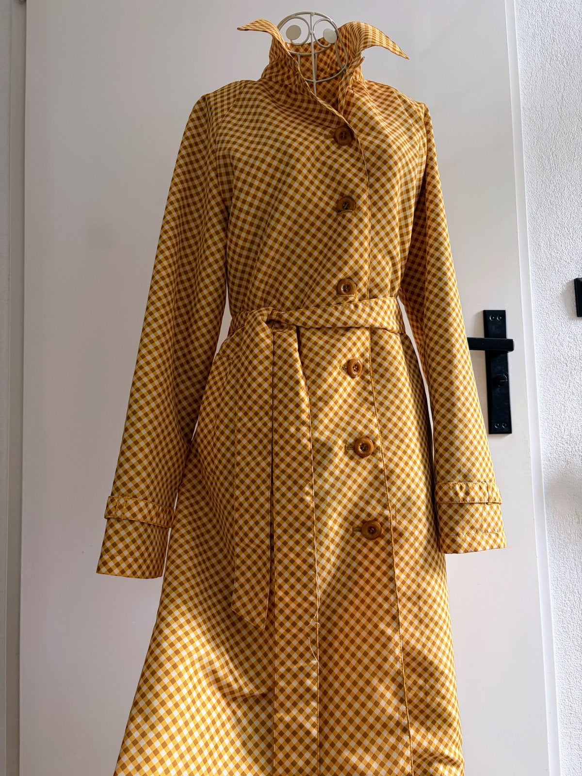 King Louie trenchcoat 40, Ophalen of Verzenden, Zo goed als nieuw, Maat 38/40 (M), Geel