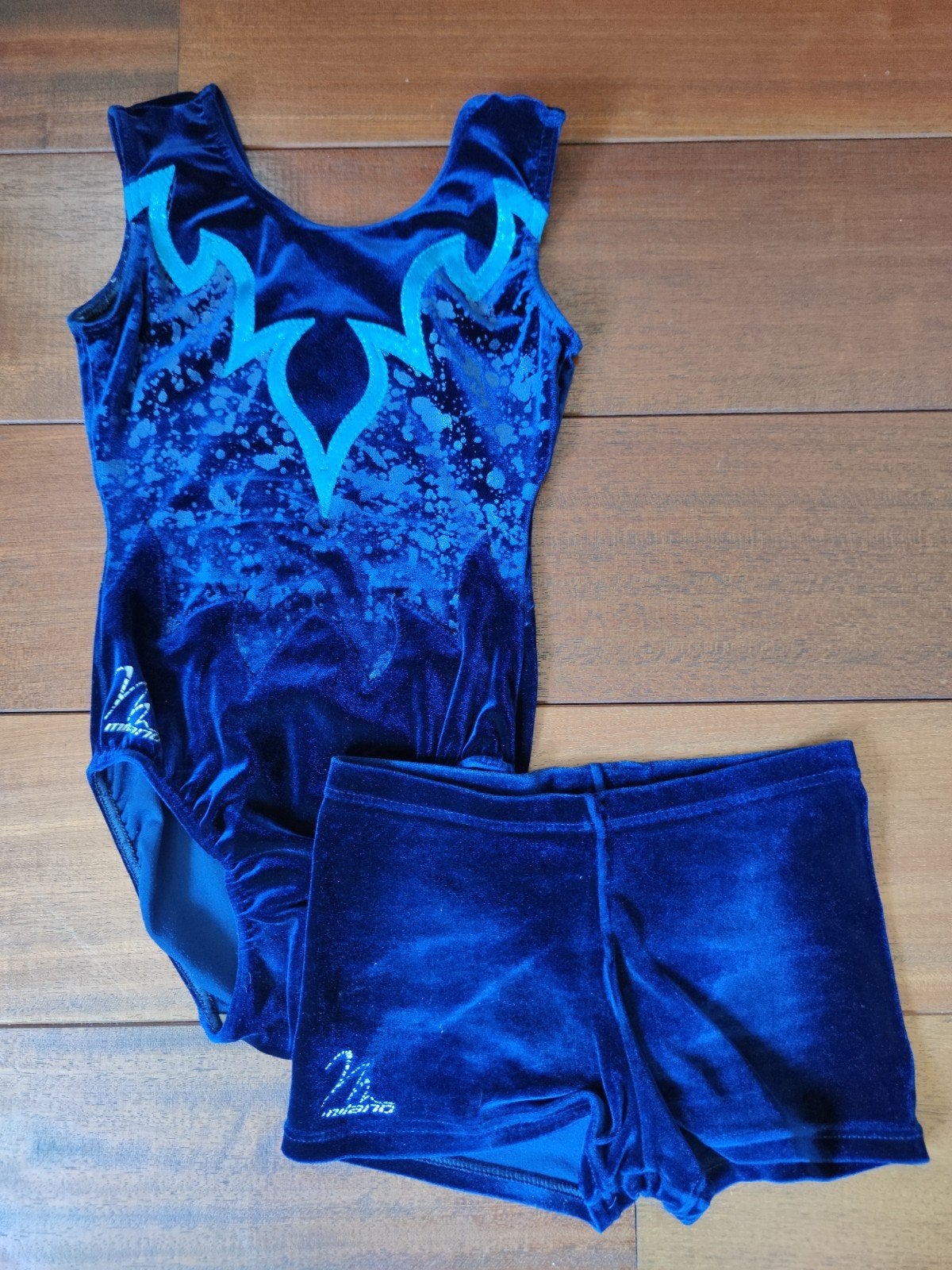 Blauw velours Milano turnpakje met bijpassend broekje, Sport en Fitness, Turnen, Gebruikt, Blauw, Turnpak(je), Kindermaat 122 t/m 140