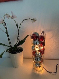 Vaasje met kersballen en letverlichting., Nieuw, Ophalen of Verzenden, Glas, 40 cm