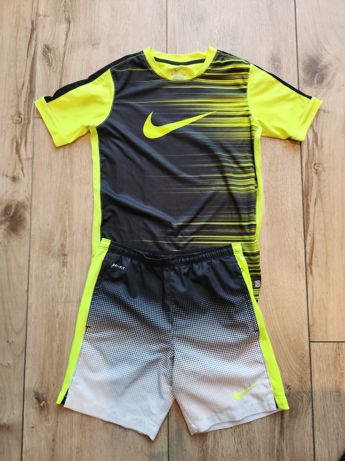 Nike Dri-Fit Voetbalset - Shirt en Broekje, Jongen of Meisje, Sport- of Zwemkleding, Ophalen of Verzenden, Zo goed als nieuw