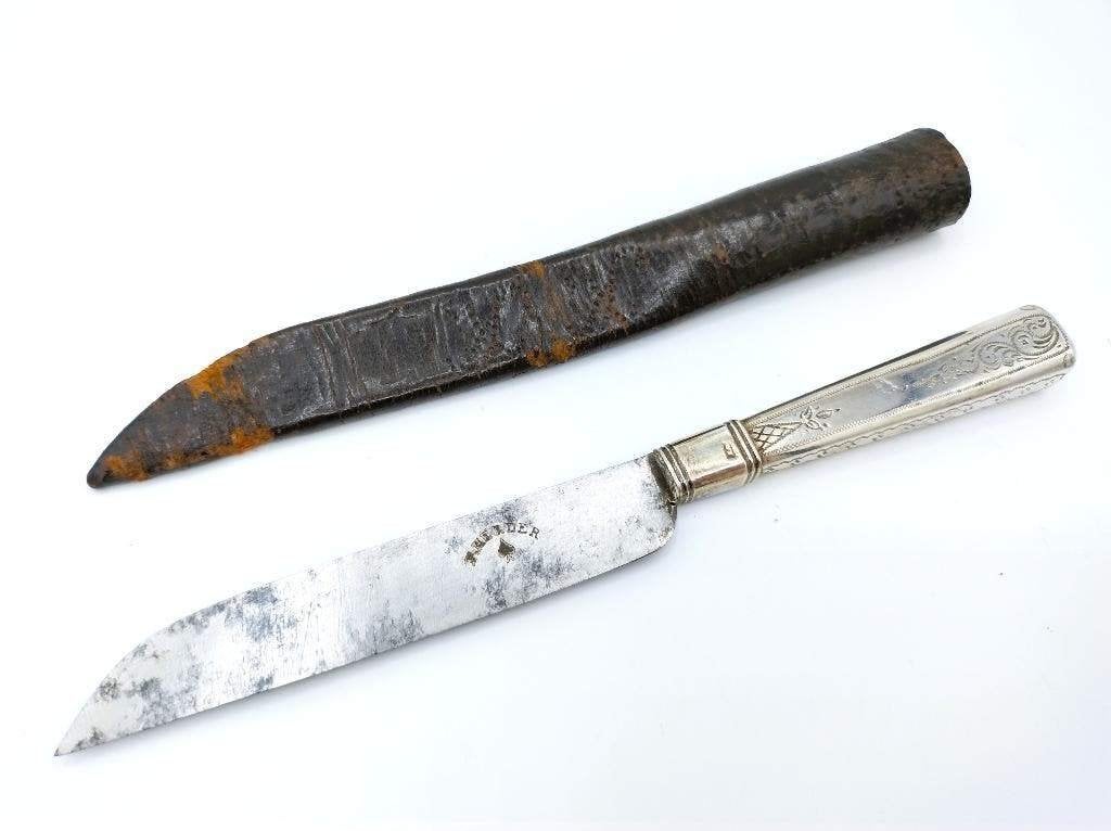 Antiek zilveren mes in originele leren foedraal. 1819