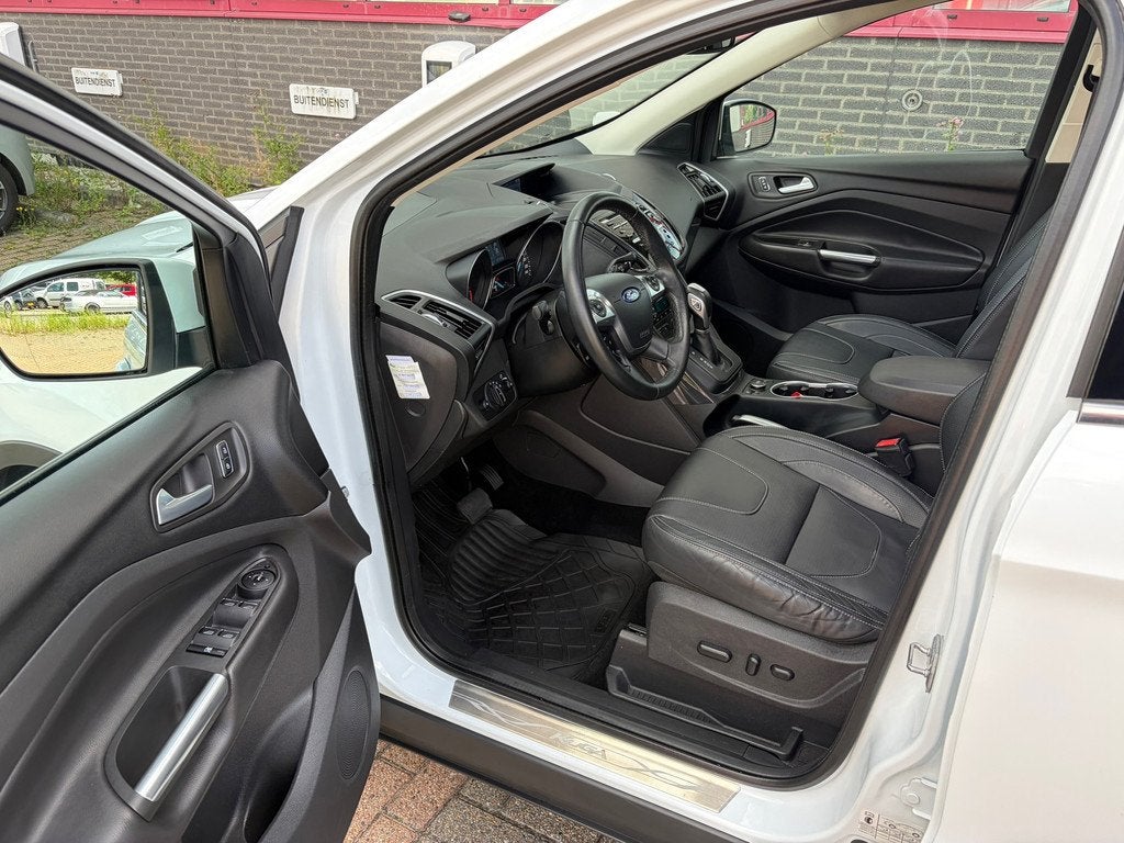 Ford Kuga 1.6 Titanium Plus 4WD / panoramadak / trekhaak, Auto's, Ford, Gebruikt, Zwart, 4 cilinders, Wit