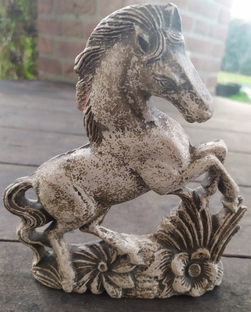 oud gipsen paard in reliëf 16,5cm hoog, Antiek en Kunst, Minder dan 20 cm, Gips, Ophalen of Verzenden, Zoogdier
