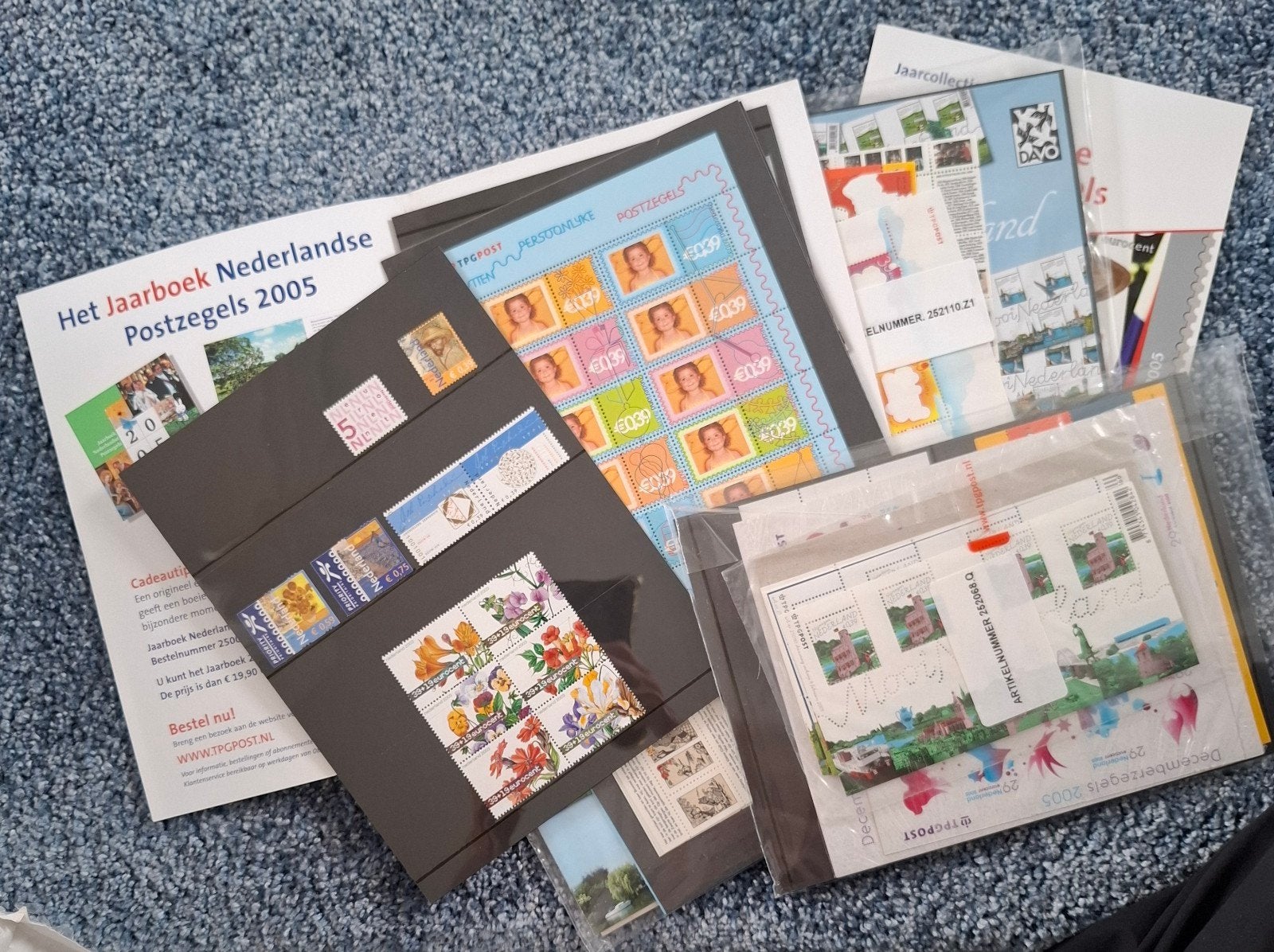 Postzegels in plastic pakjes - Jaarboek 2005 en meer, Postzegels en Munten, Ophalen of Verzenden, Na 1940, Postfris