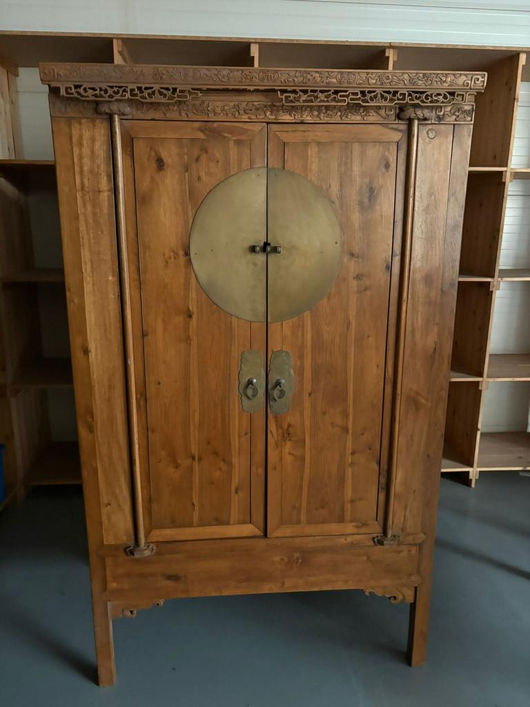 Oosterse houten kast met houtsnijwerk en metalen details, Antiek en Kunst, Antiek | Meubels | Kasten, Ophalen of Verzenden