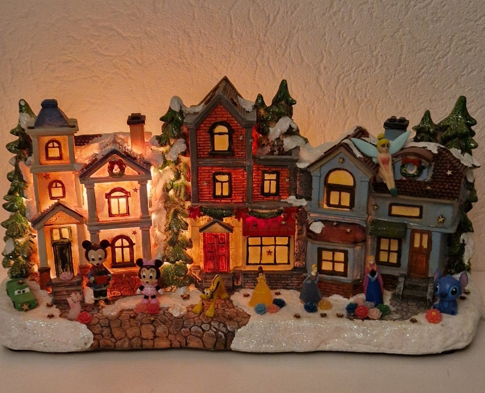 Prachtig kerstdorp met o,a minnie,mickey,prinsessen.stitch., Ophalen of Verzenden, Nieuw