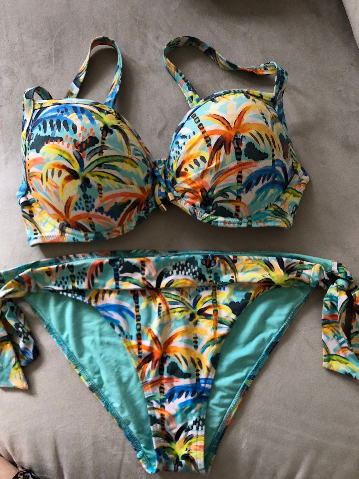 Kleurrijke bikini met palmboomprint maat 85F, Kleding | Dames, Badmode en Zwemkleding, Ophalen of Verzenden, Zo goed als nieuw