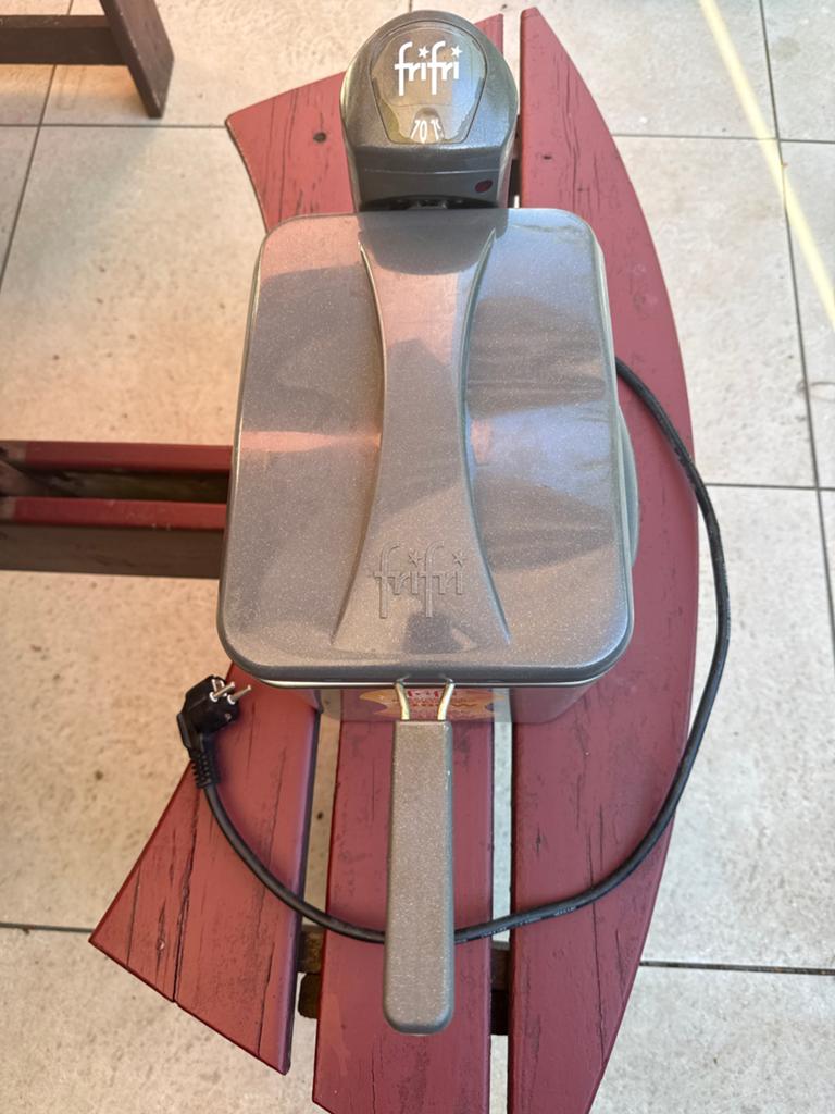 Friteuse FriFri 3200W - Gebruikt, zonder accessoires, Witgoed en Apparatuur, Frituurpannen, 2 tot 3 liter, Ophalen of Verzenden