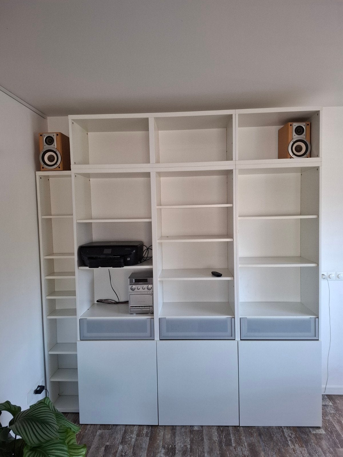 Witte boekenkast met opbergruimte - Zo goed als nieuw, Ophalen, Gebruikt, Modern, functioneel, 150 tot 200 cm
