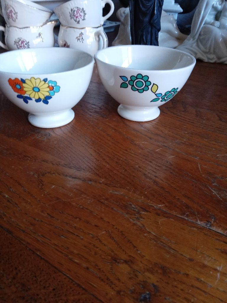 2 oude bowls aardewerk met verschillende bloem motief BFK, Ophalen of Verzenden