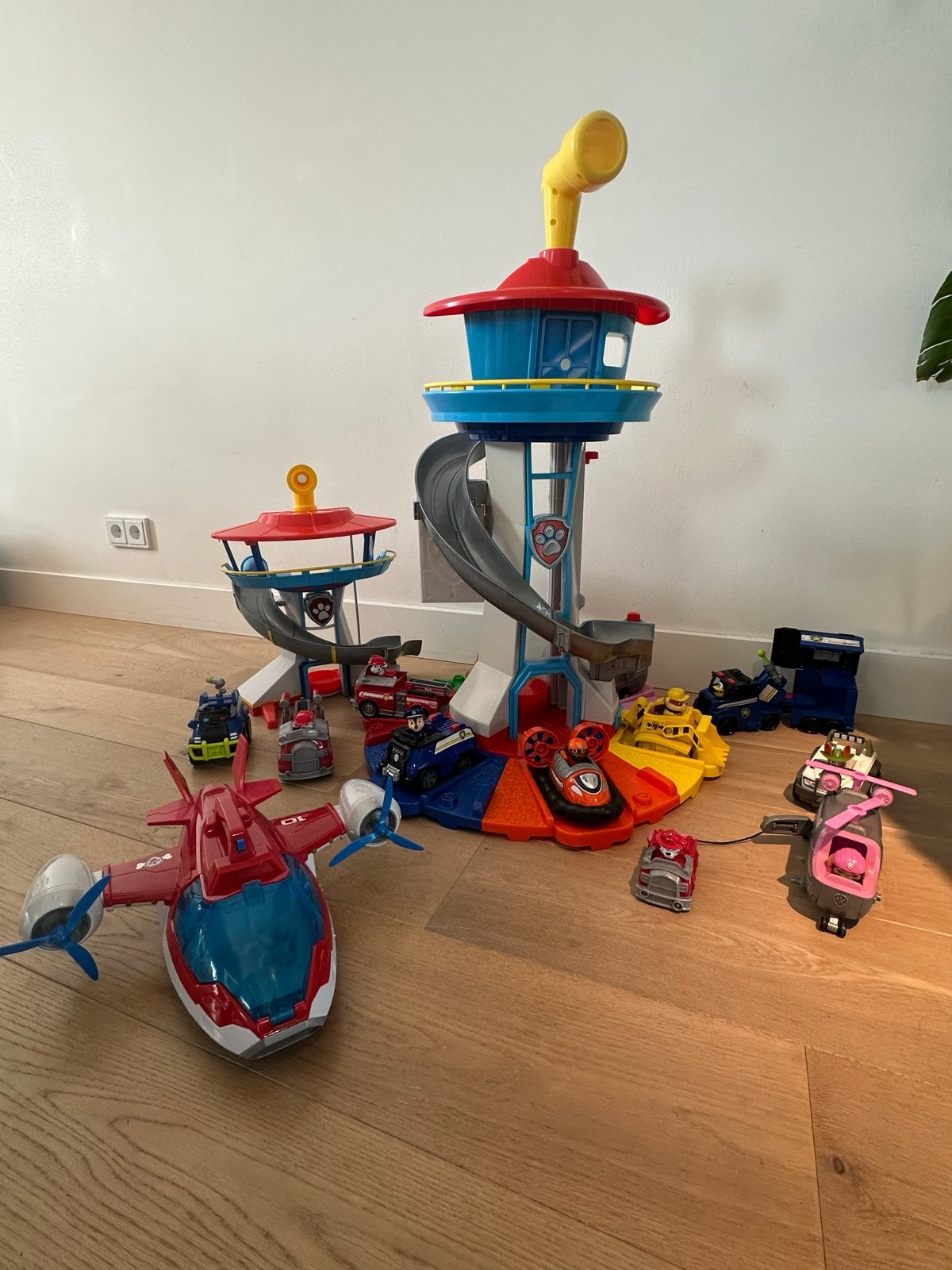 Paw Patrol Toren Set met 12 Voertuigen en Vliegtuig