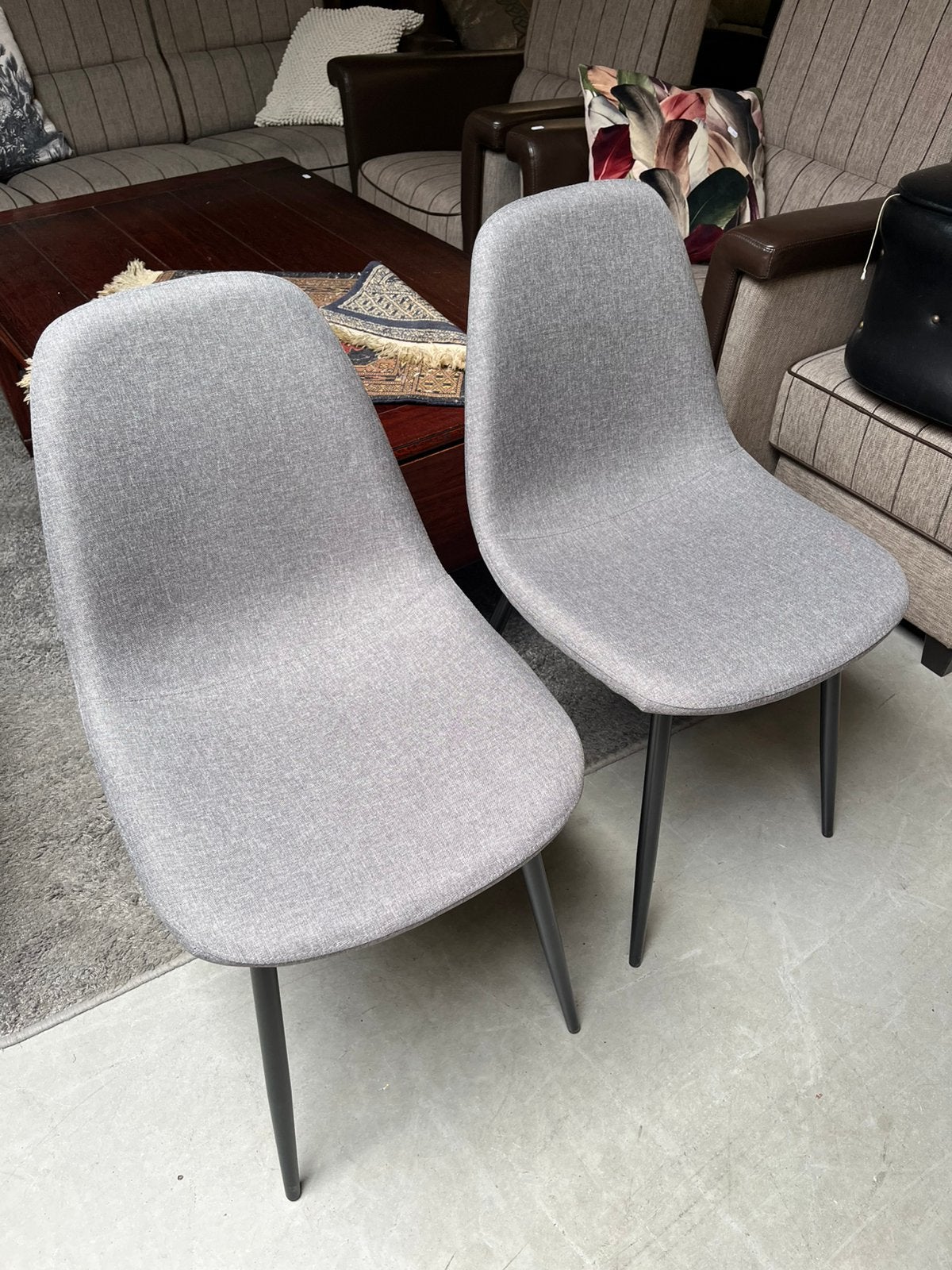 2 nieuwe eetkamerstoelen lichtgrijs, Ophalen, Zo goed als nieuw, Grijs