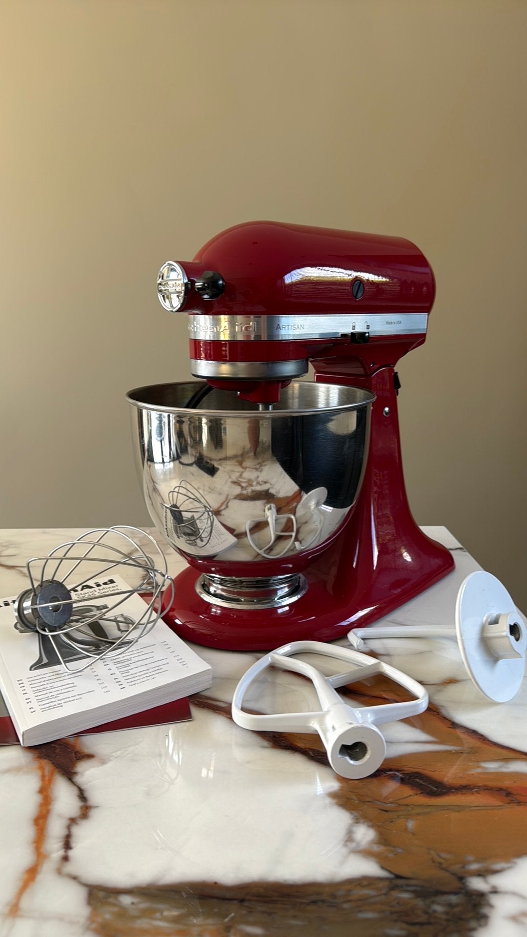 Nieuw: KitchenAid Artisan Keukenmixer Rood 300W, 4 liter of meer, Ophalen of Verzenden, Zo goed als nieuw, 3 snelheden of meer