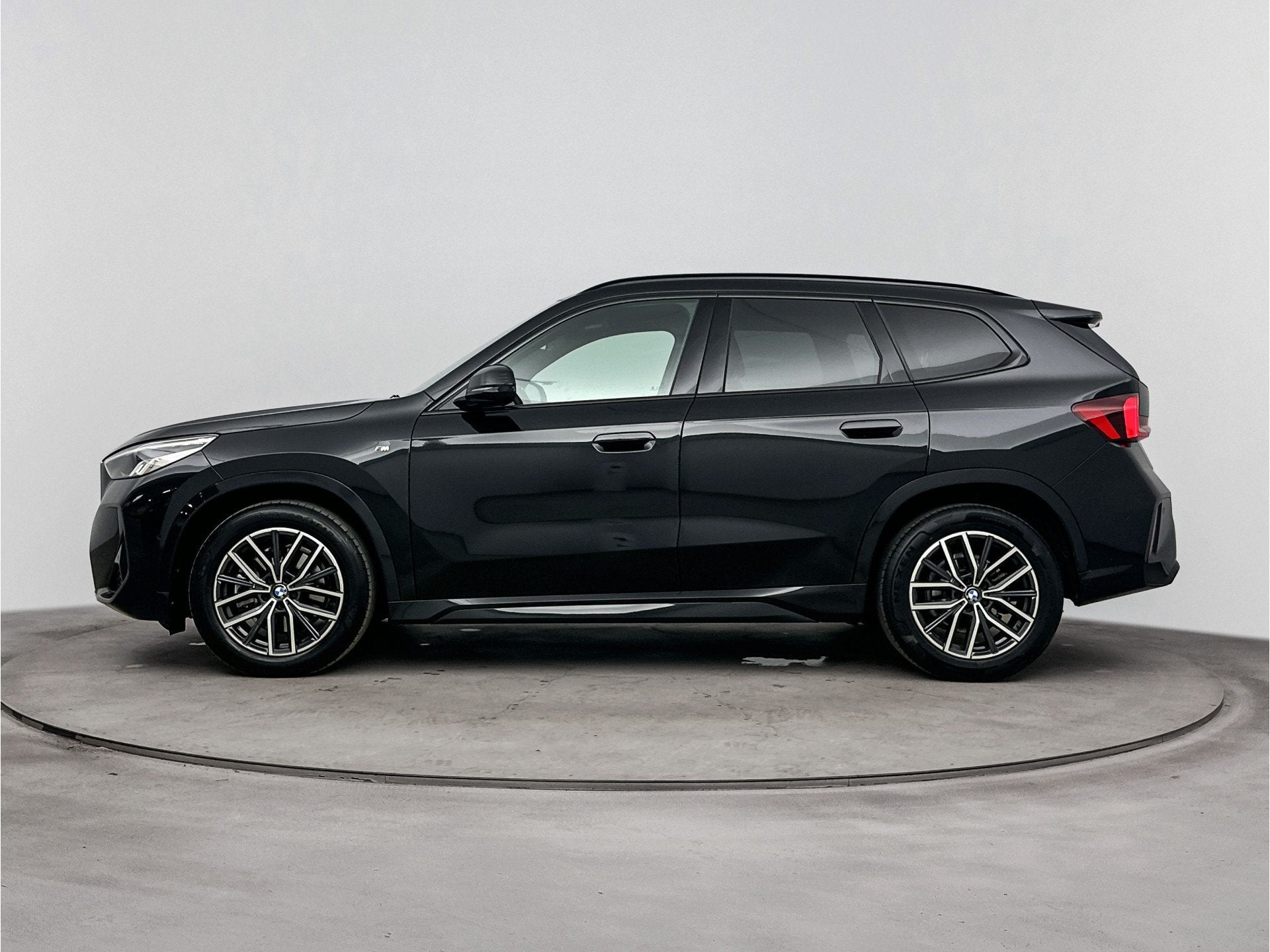 BMW X1 sDrive20i M Sport Automaat / Trekhaak / Sportstoelen, Auto's, Dealer onderhouden, 156 pk, Met garantie (alle), Zwart