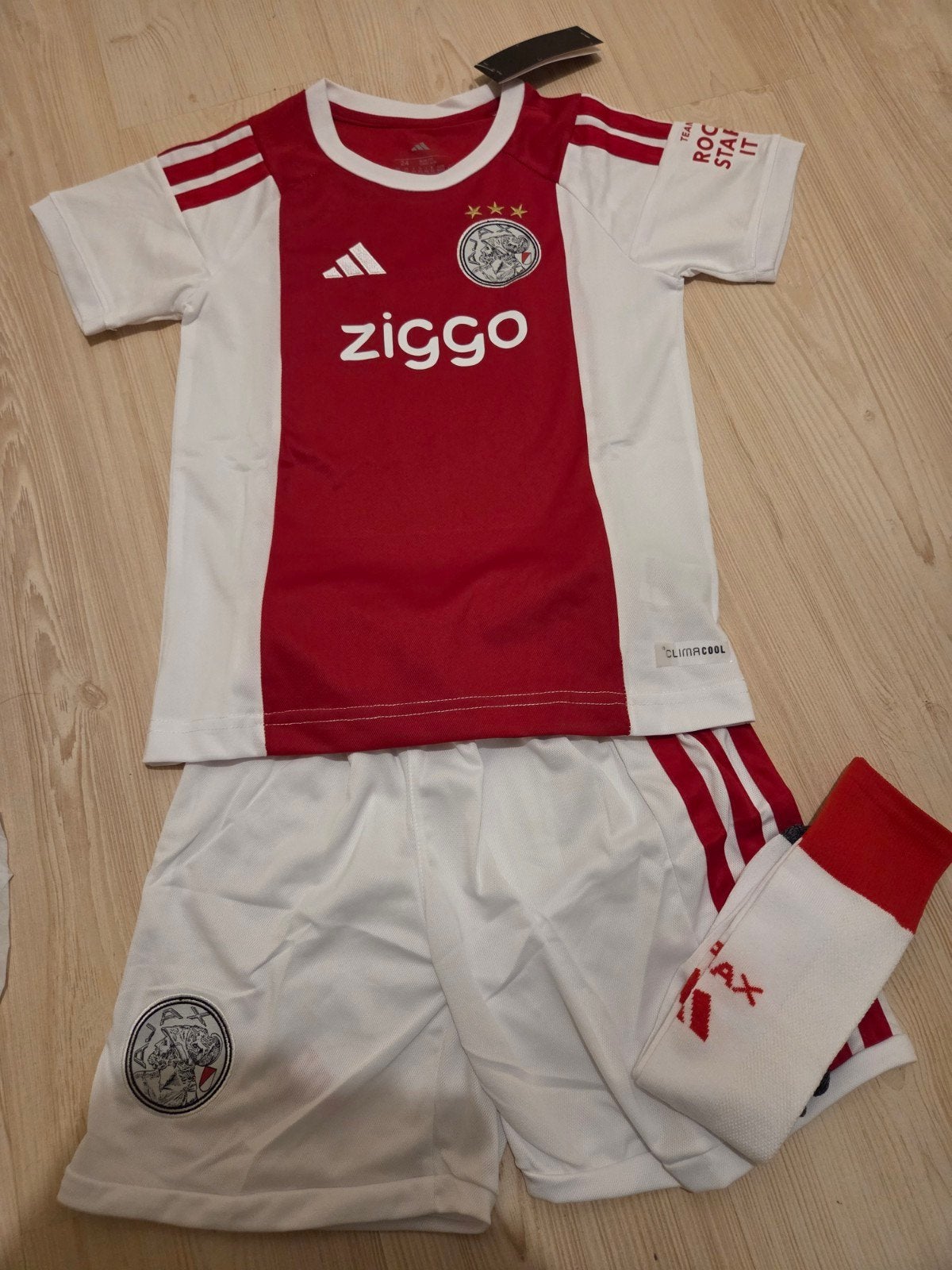 Ajax Thuistenue 2026/2027 Maat 128/134 - Nieuw!, Kinderen en Baby's, Adidas, Jongen of Meisje, Nieuw, Ophalen of Verzenden