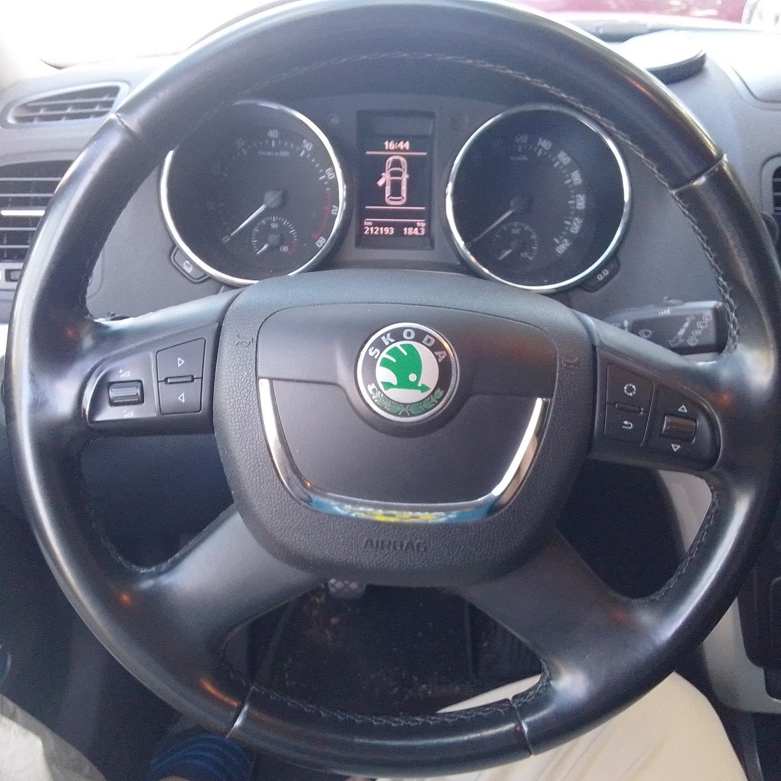 Skoda Yeti 1.2TSI 77KW H6 2011 Zwart, Auto's, Voorwielaandrijving, Euro 5, Stof, 4 cilinders