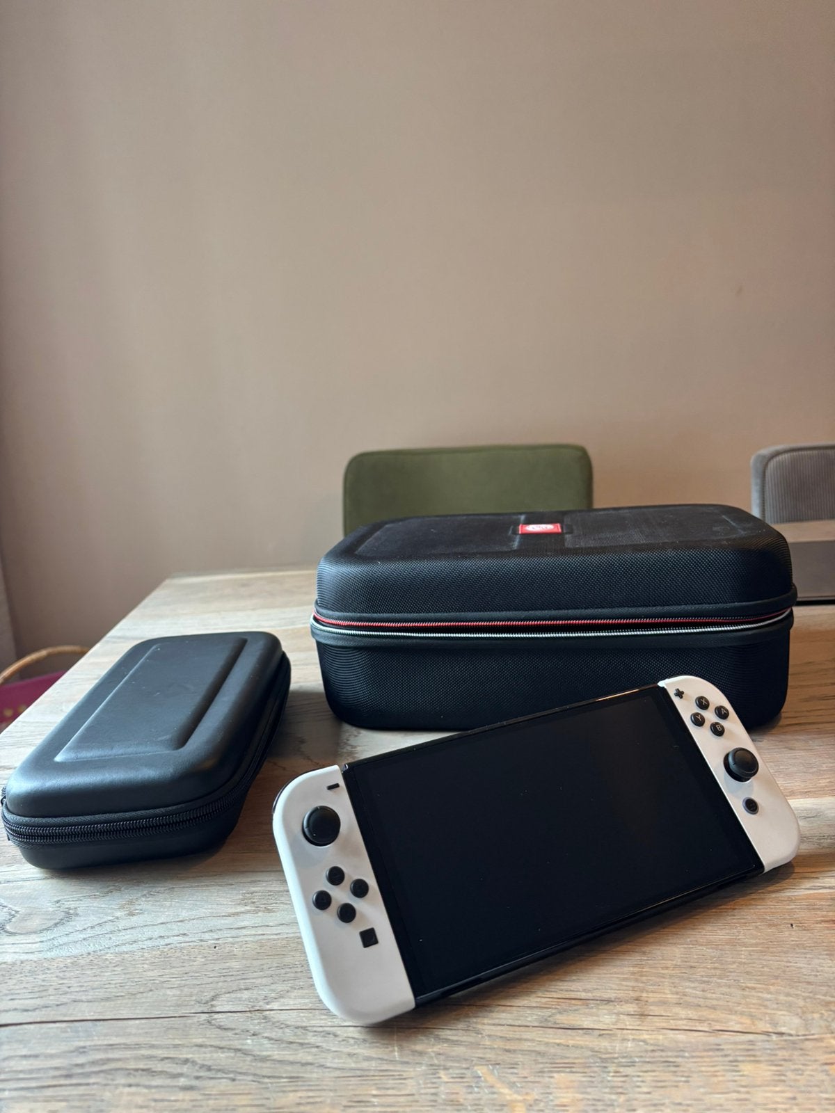 Nintendo Switch OLED wit - Compleet met accessoires en cases