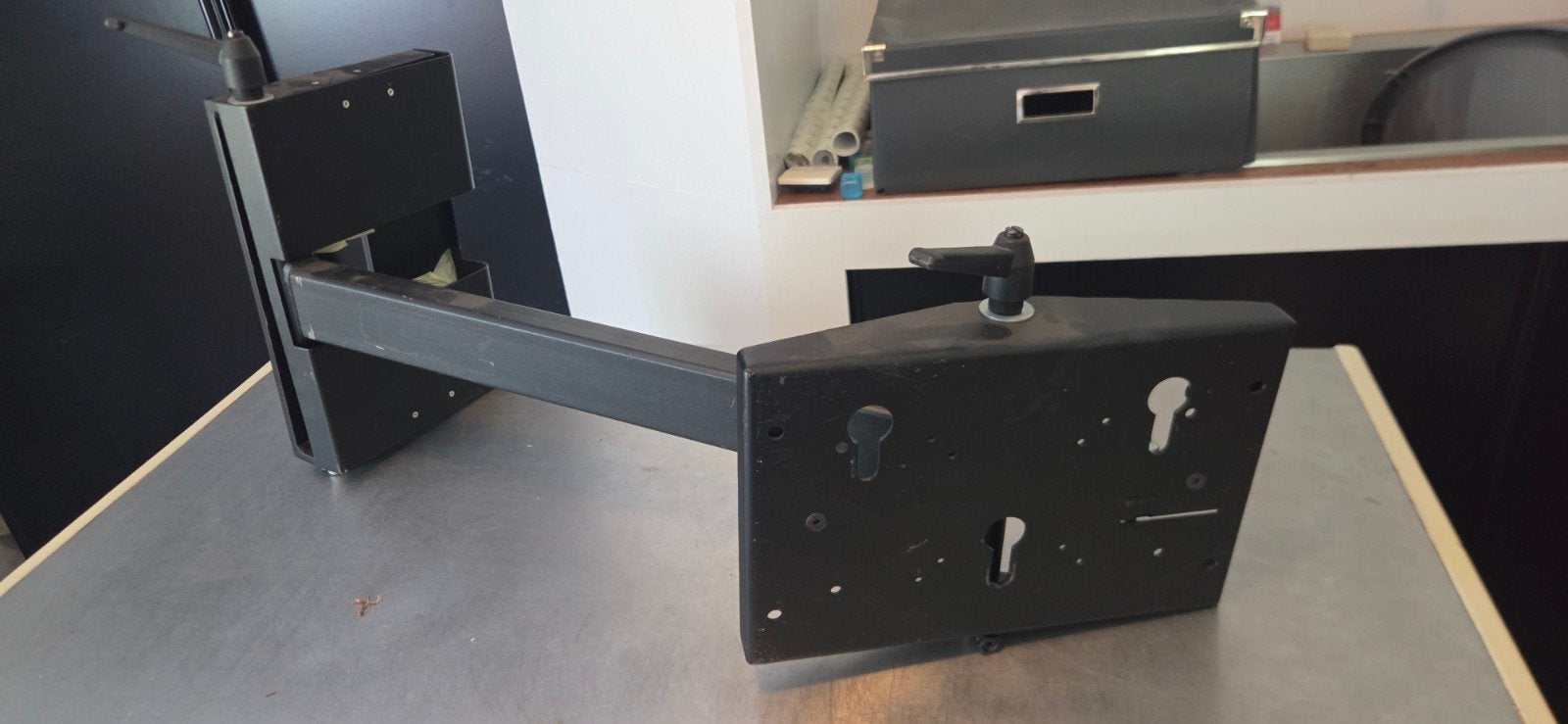 Zwarte metalen beugel voor monitor of tv, Gebruikt, Modern industrieel, Minder dan 100 cm, Metaal