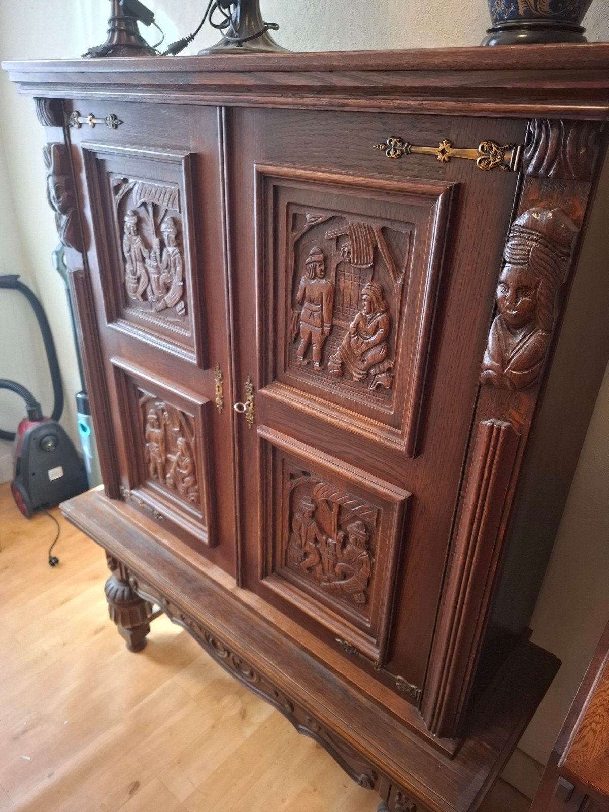Antieke houten kast, Ophalen
