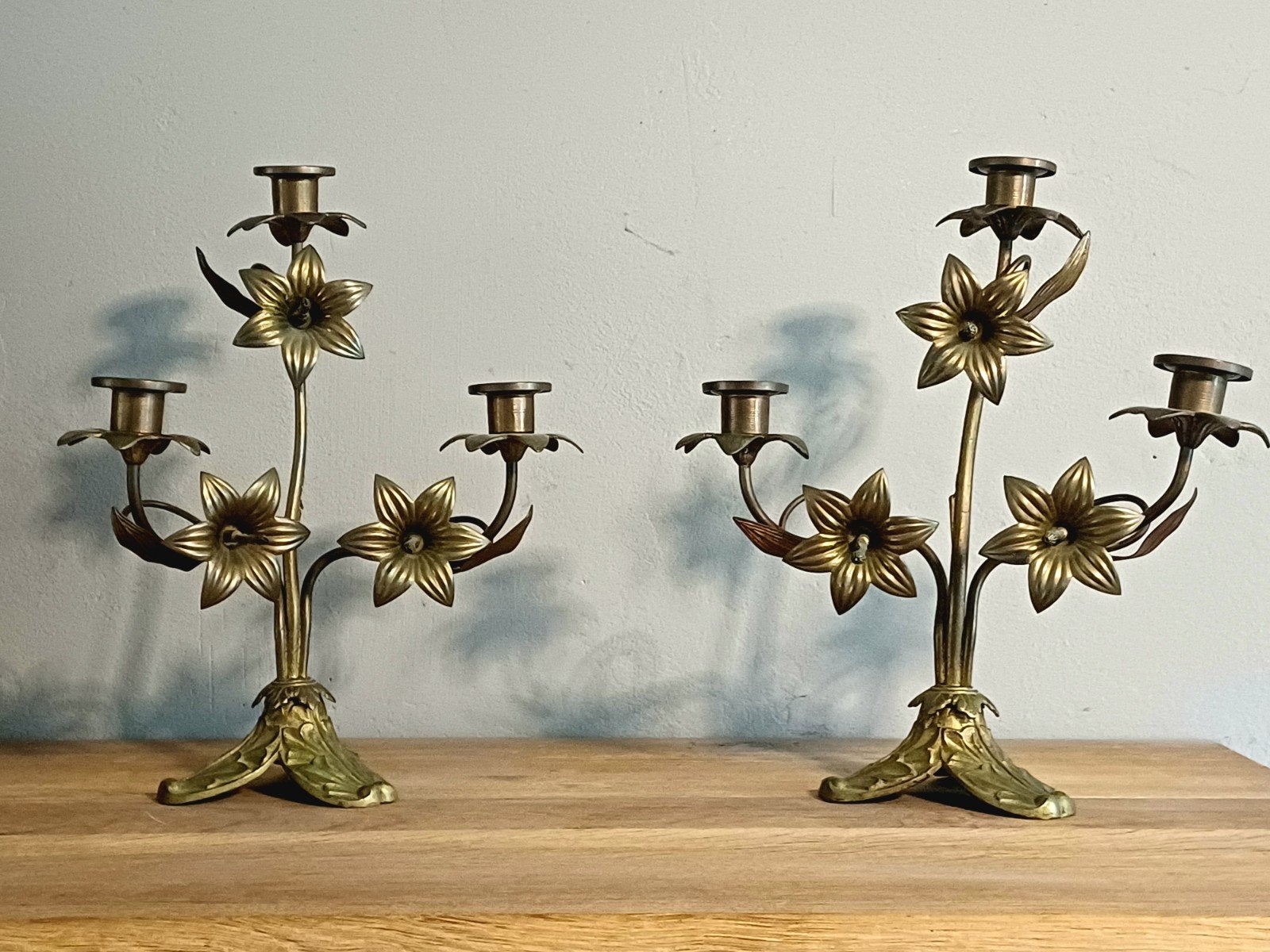 Authentieke Franse leliekandelaars (Candelabres aux Lys), Antiek en Kunst, Ophalen of Verzenden, Koper of Brons