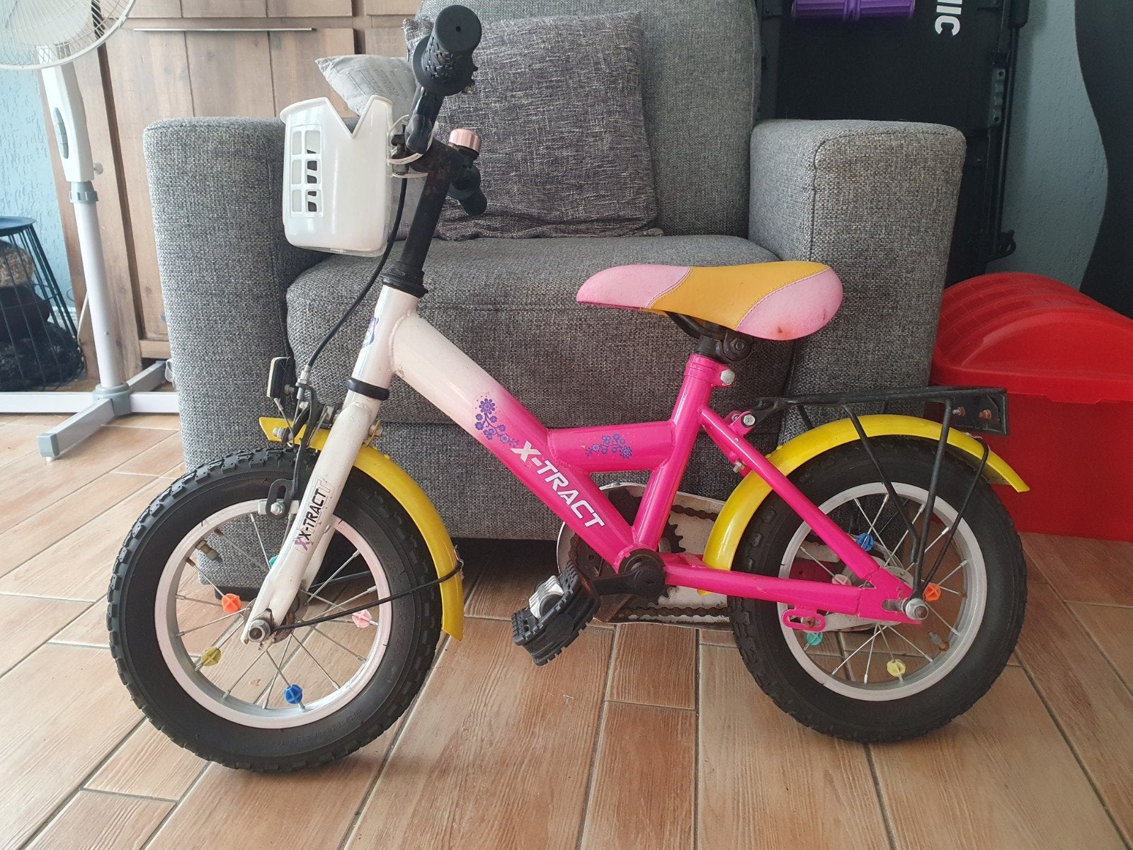 X-Tract Kinderfiets 12 inch Roze/Geel/Wit met mandje, Ophalen, Terugtraprem, Zijwieltjes, Gebruikt