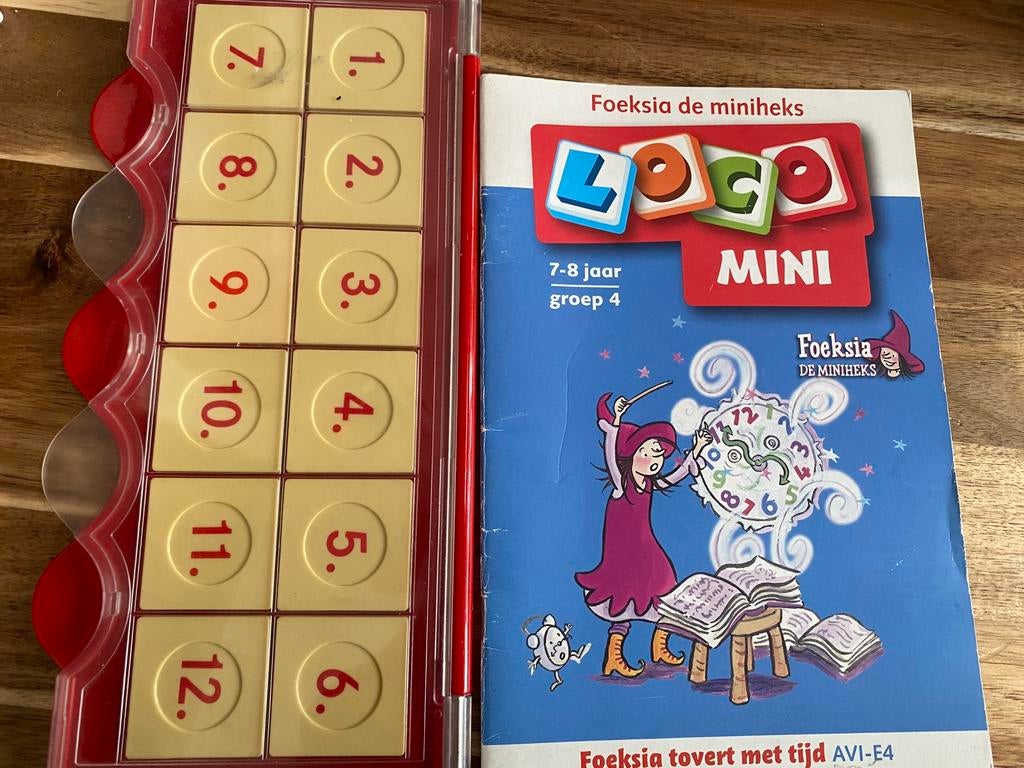 Mini loco met 1 boekje avi-e4 zelf lezen en klokkijken, Ophalen of Verzenden, Gebruikt