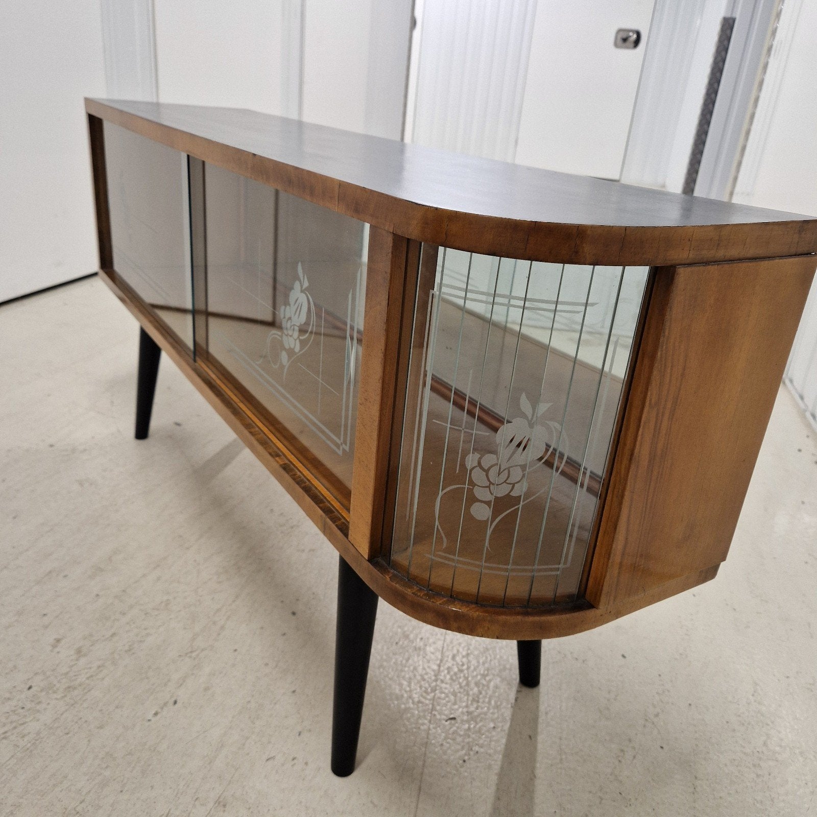 Vintage dressoir met glazen schuifdeuren, Ophalen, Gebruikt, Ntp, Nyp