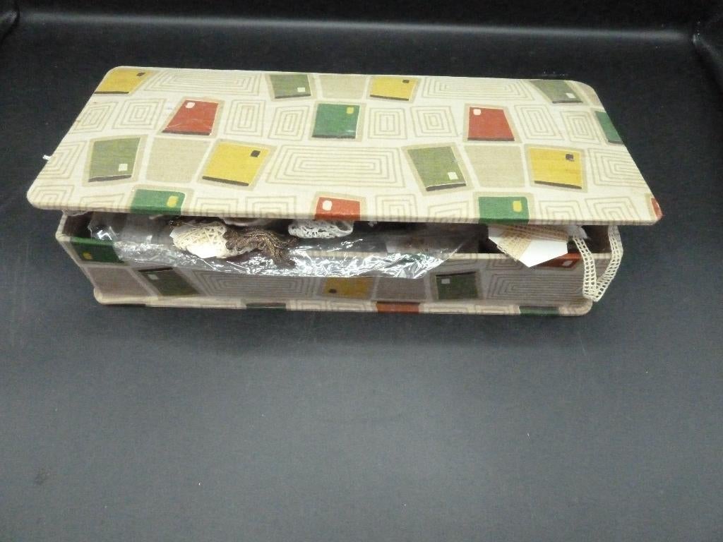 Oude stoffen doos met diverse antieke kantjes, Antiek en Kunst, Curiosa en Brocante, Ophalen of Verzenden
