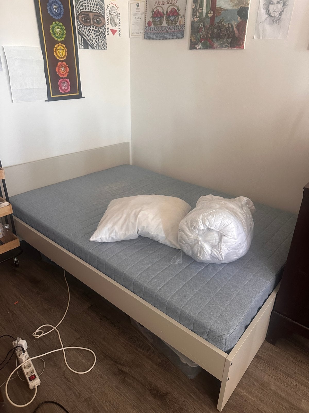 Bed met matras, deken, kussen en opbergboxen, Ophalen, Tweepersoons, 140 cm, Zo goed als nieuw