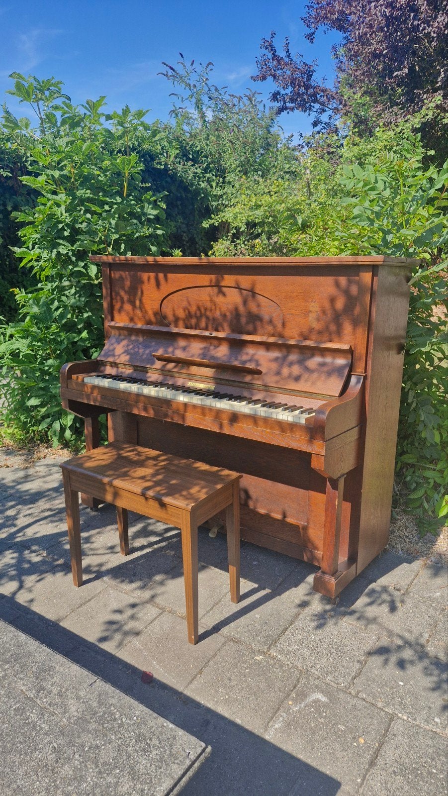 Oude piano met krukje - gratis af te halen, Muziek en Instrumenten, Piano's, Ophalen, Gebruikt, Bruin, Piano