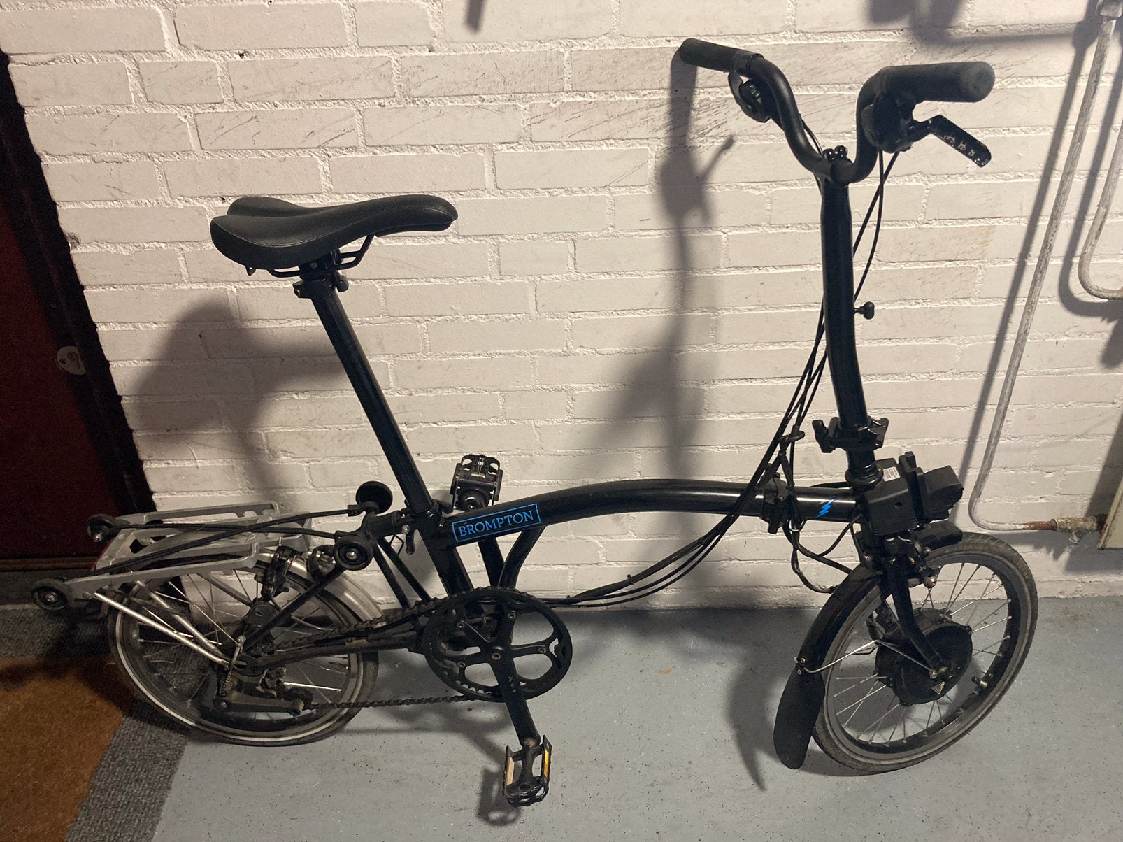 Foto 3 van Brompton electric, 2 stuks, één zwart, één wit, prima staat
