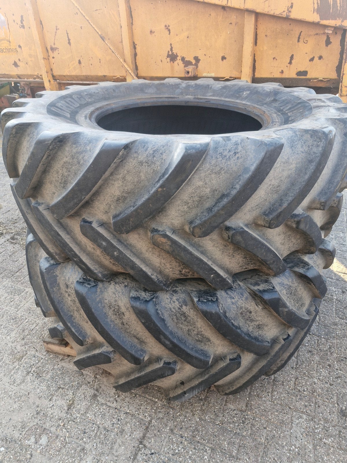 Bridgestone VF 710/70 R38 en Firestone 600/65 R28, Zakelijke goederen, Ophalen