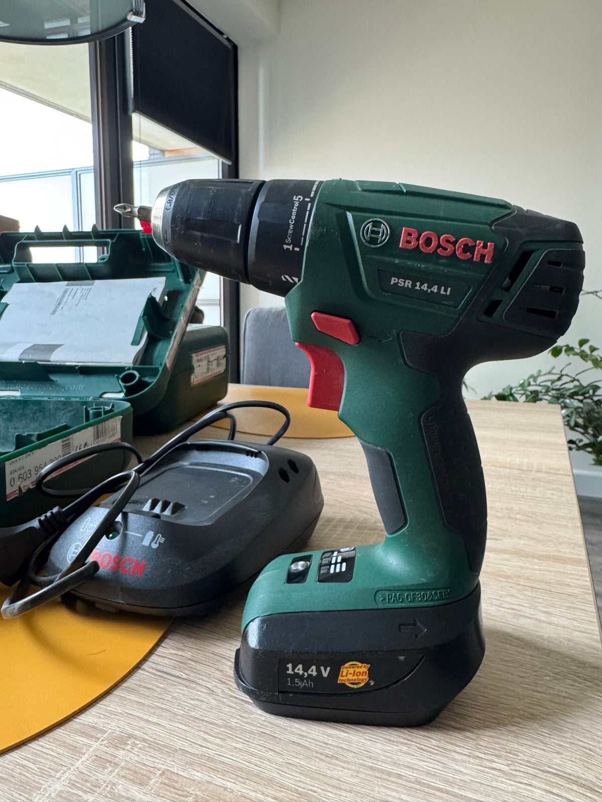 Bosch PSR 14,4 LI Accuboormachine met lader en koffer, Doe-het-zelf en Verbouw, Gereedschap | Boormachines, Variabele snelheid