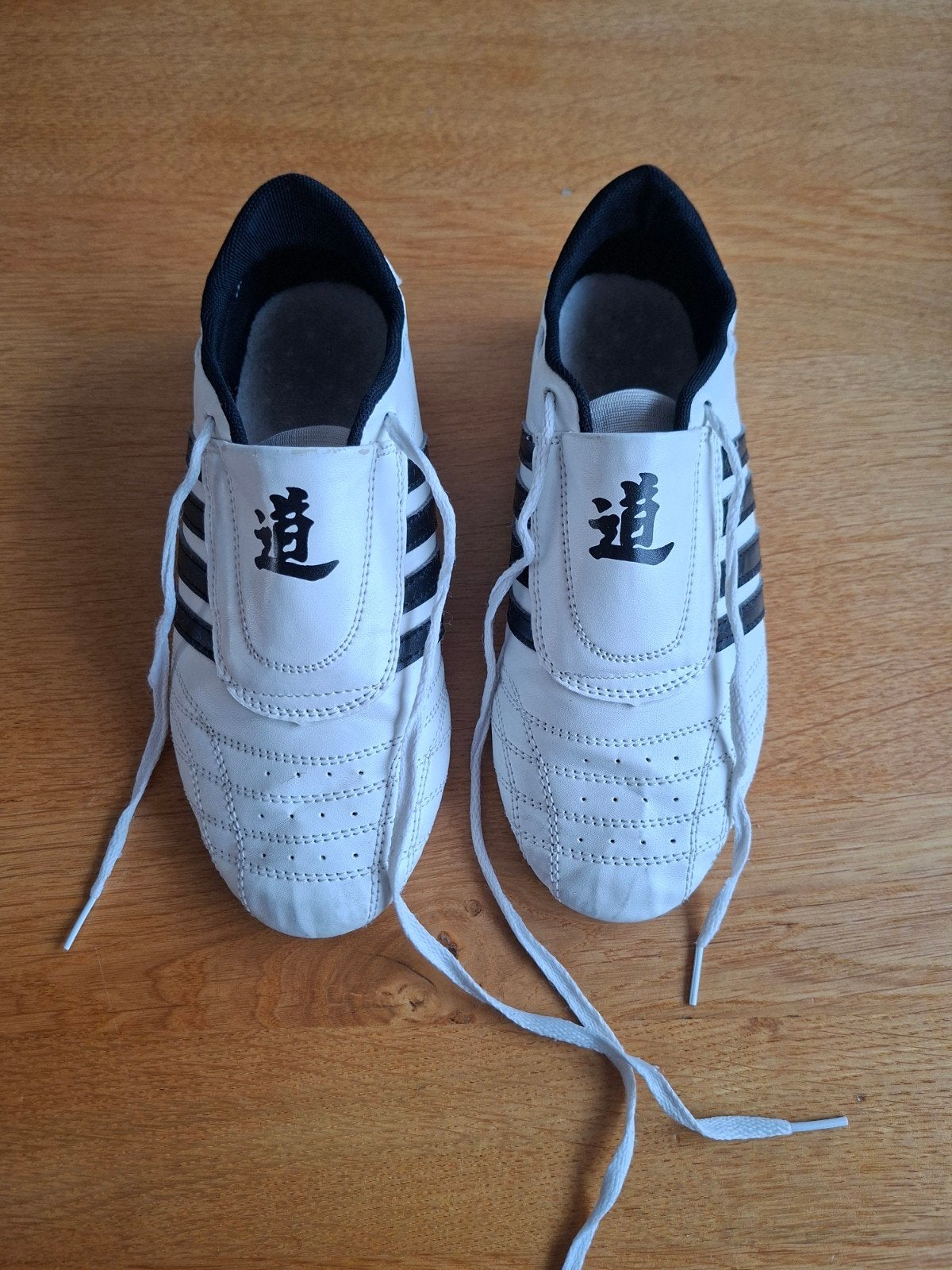 Taekwondo schoenen maat 37 - Wit met zwarte strepen, Ophalen of Verzenden, Gebruikt
