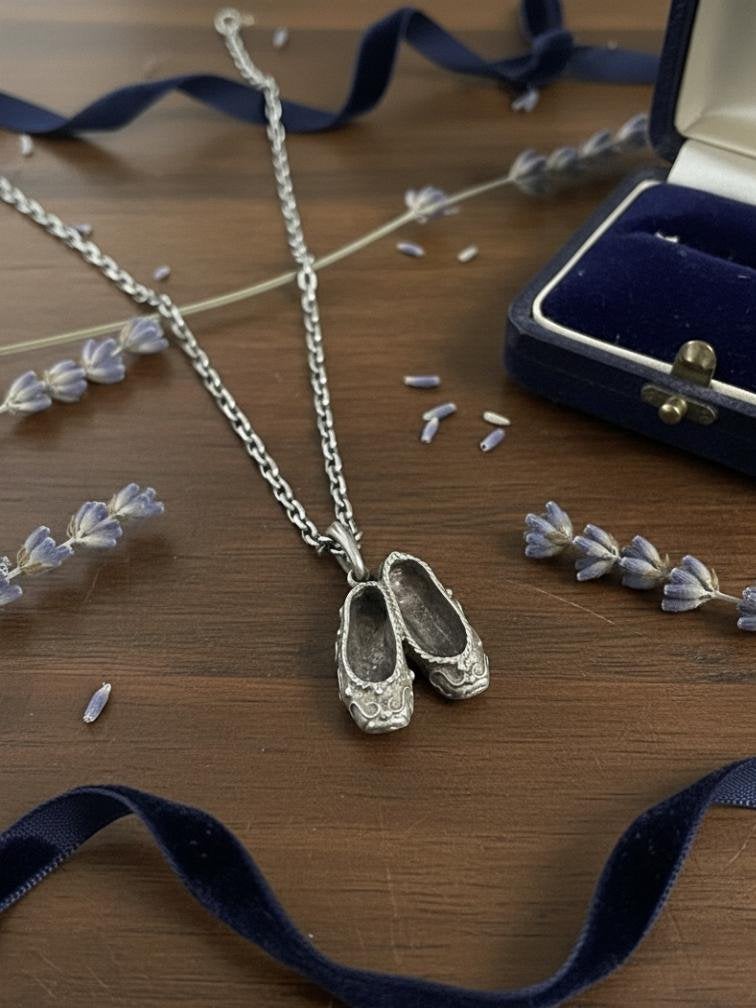 Antieke ketting met ballerina schoentjes en antiek doosje