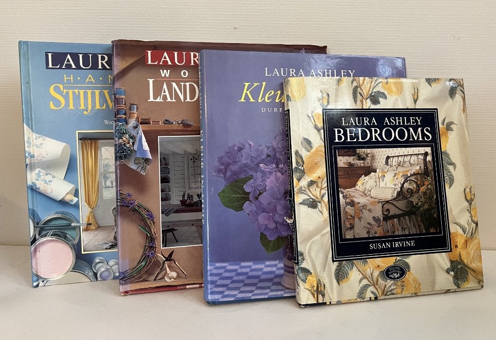 Laura Ashley Boeken: Stijlvol Wonen, Kleuren, Land, Bedrooms, Ophalen of Verzenden, Interieur en Design, Laura Ashley, Gelezen