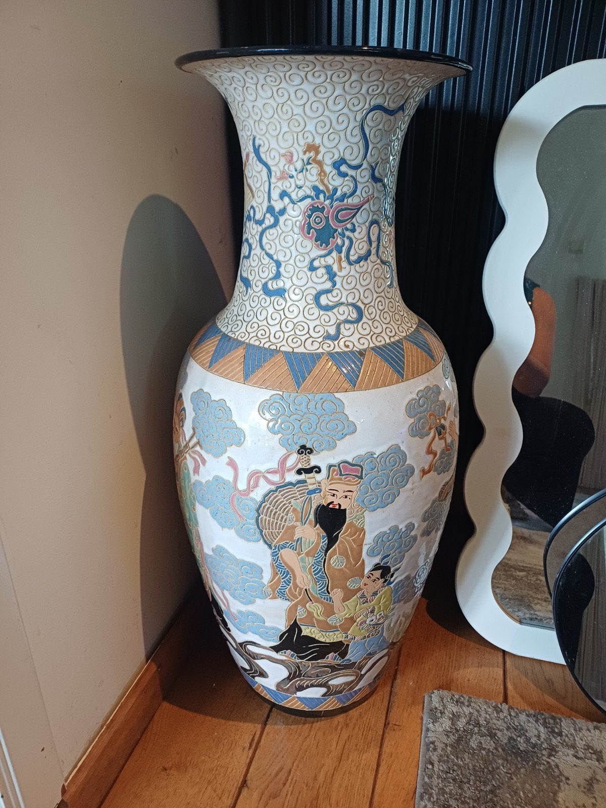 Grote Chinese vaas met decoratie van figuren, Ophalen of Verzenden