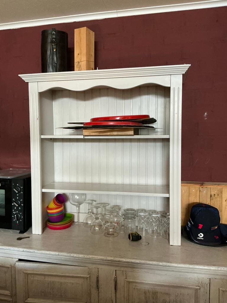 Witte buffetkast/vitrinekast met slimme LED verlichting, Ophalen, Met plank(en), Gebruikt, 100 tot 150 cm