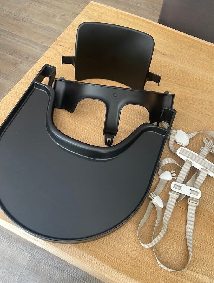 Tripp Trapp babyset van Stokke met playtray zwart en tuigje, Ophalen, Zo goed als nieuw, Meegroeistoel, Gordel(s)