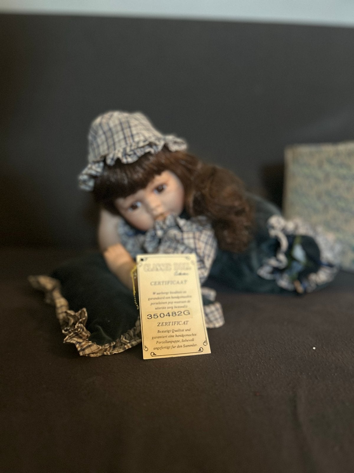 Vintage Classic Doll met Certificaat en Kussen, Verzamelen, Poppen, Verzenden, Zo goed als nieuw, Pop