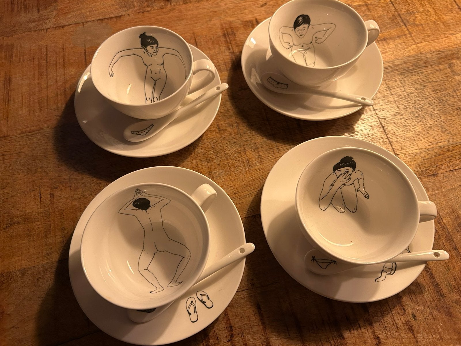 Set van 4 leuke kop en schotels met porseleinen lepeltjes, Ophalen
