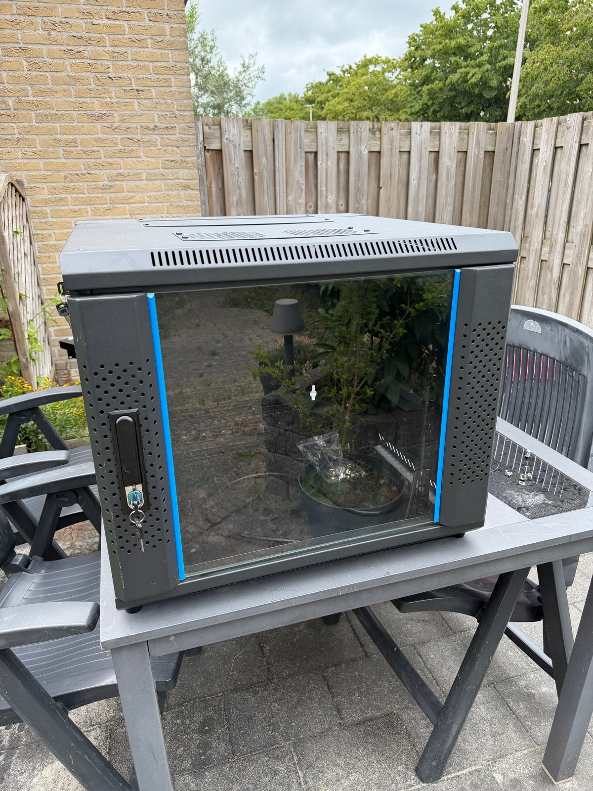 Patchkast 9U inclusief PDU, Computers en Software, Serverkasten, Ophalen, Gebruikt, Glas, Geperforeerd