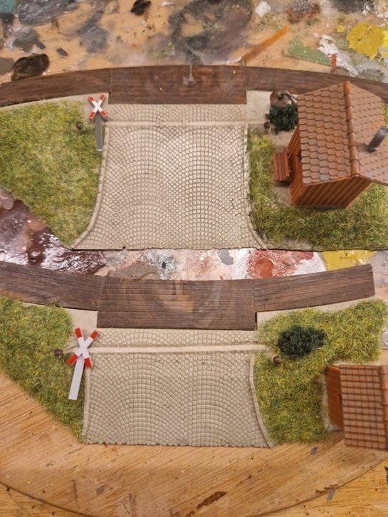 Spoorwegovergang met huisjes - Modelbouw Diorama, Hobby en Vrije tijd, Modeltreinen | H0, Ophalen of Verzenden