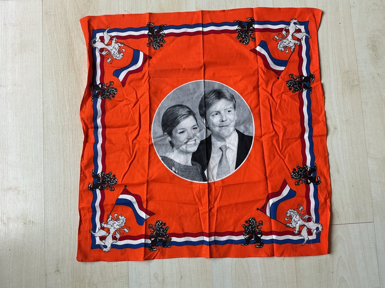 Oranje sjaal/zakdoek met Willem-Alexander en Máxima, Ophalen of Verzenden, Gebruikt, Nederland, Overige typen